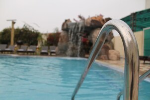 Una piscina al aire libre (de 09:00 a 18:00), tumbonas