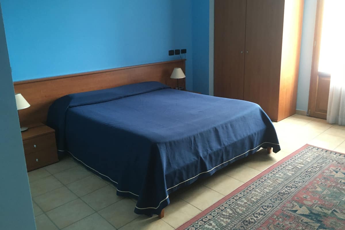 Een minibar met enkele gratis items, een kluis op de kamer