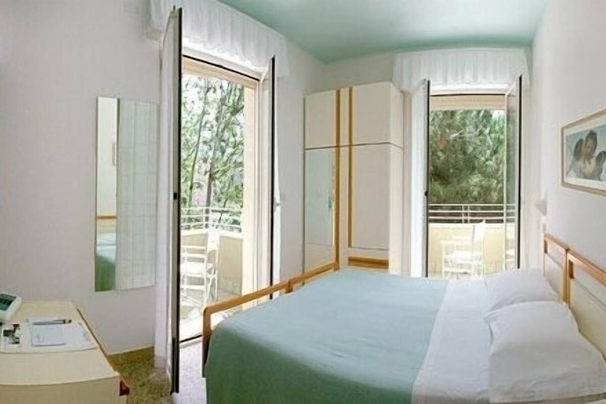 double room | living area | flat-screen tv