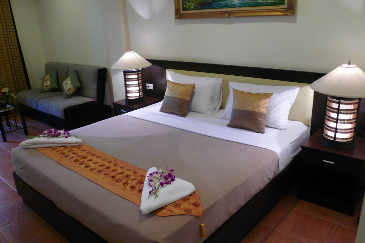 Standard Room | In-room safe, desk, blackout drapes, soundproofing