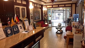 Lobby sitting area - Jomtien Morningstar Guesthouse (Pattaya)
