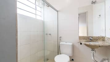 Ducha, artículos de higiene personal gratuitos y toallas