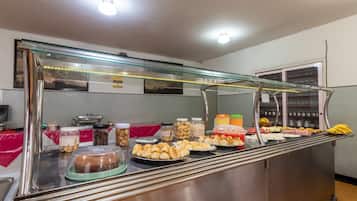 Café da manhã com buffet grátis todos os dias