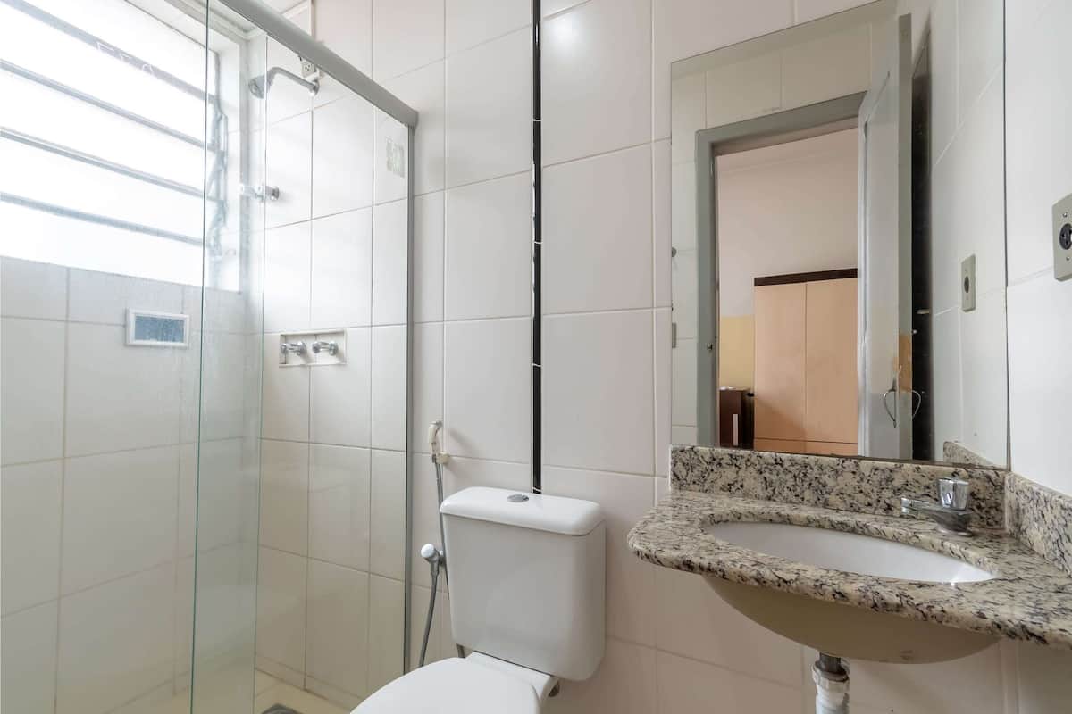 Camera quadrupla, letti multipli | Bagno | Doccia, set di cortesia gratuito, asciugamani, carta igienica