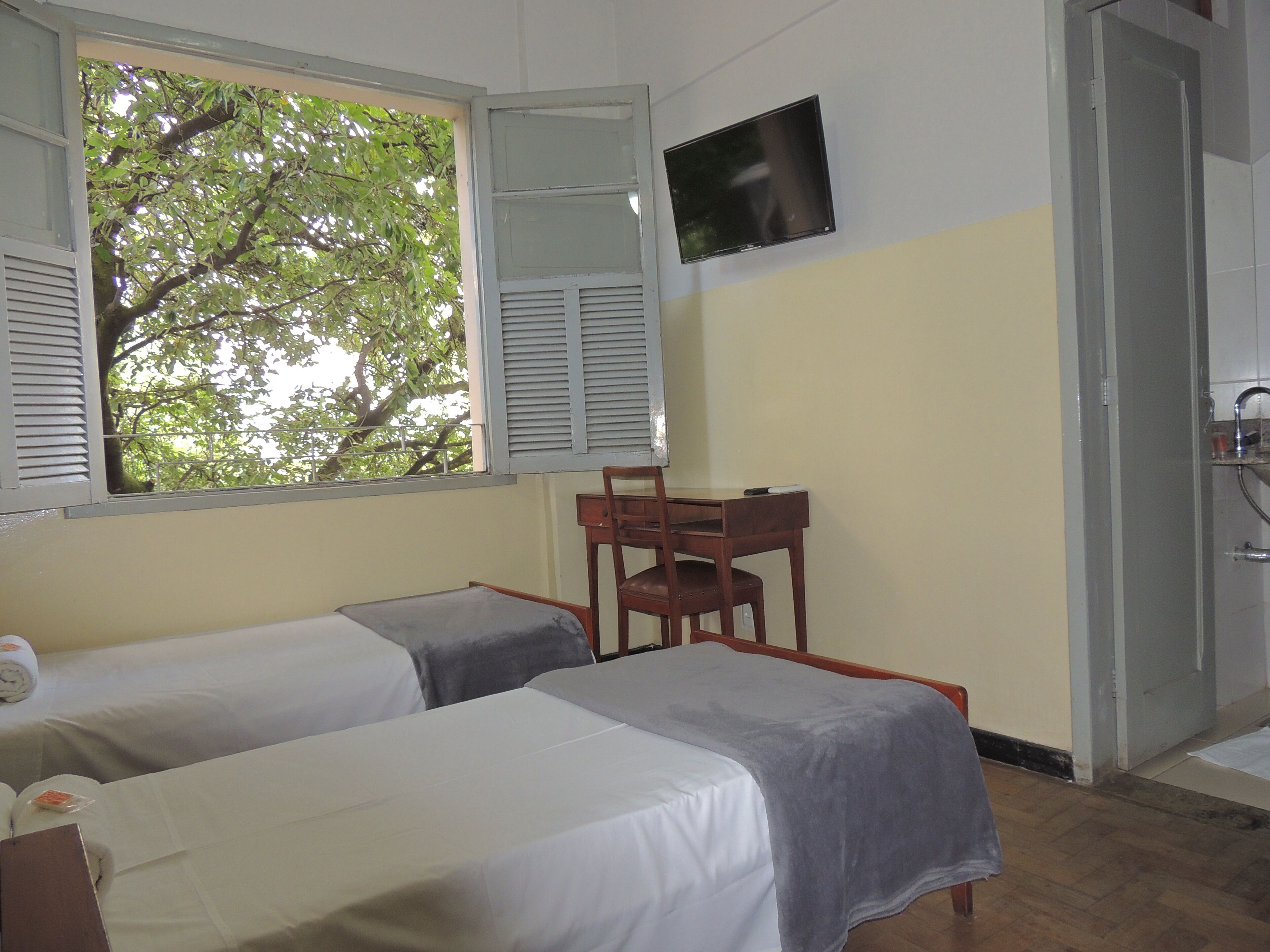 雙床房 | 迷你吧、房內夾萬、書桌、免費 Wi-Fi