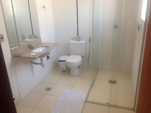 Shower, free toiletries, towels - Hotel Gontijo (Belo Horizonte)