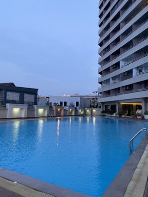 Una piscina al aire libre