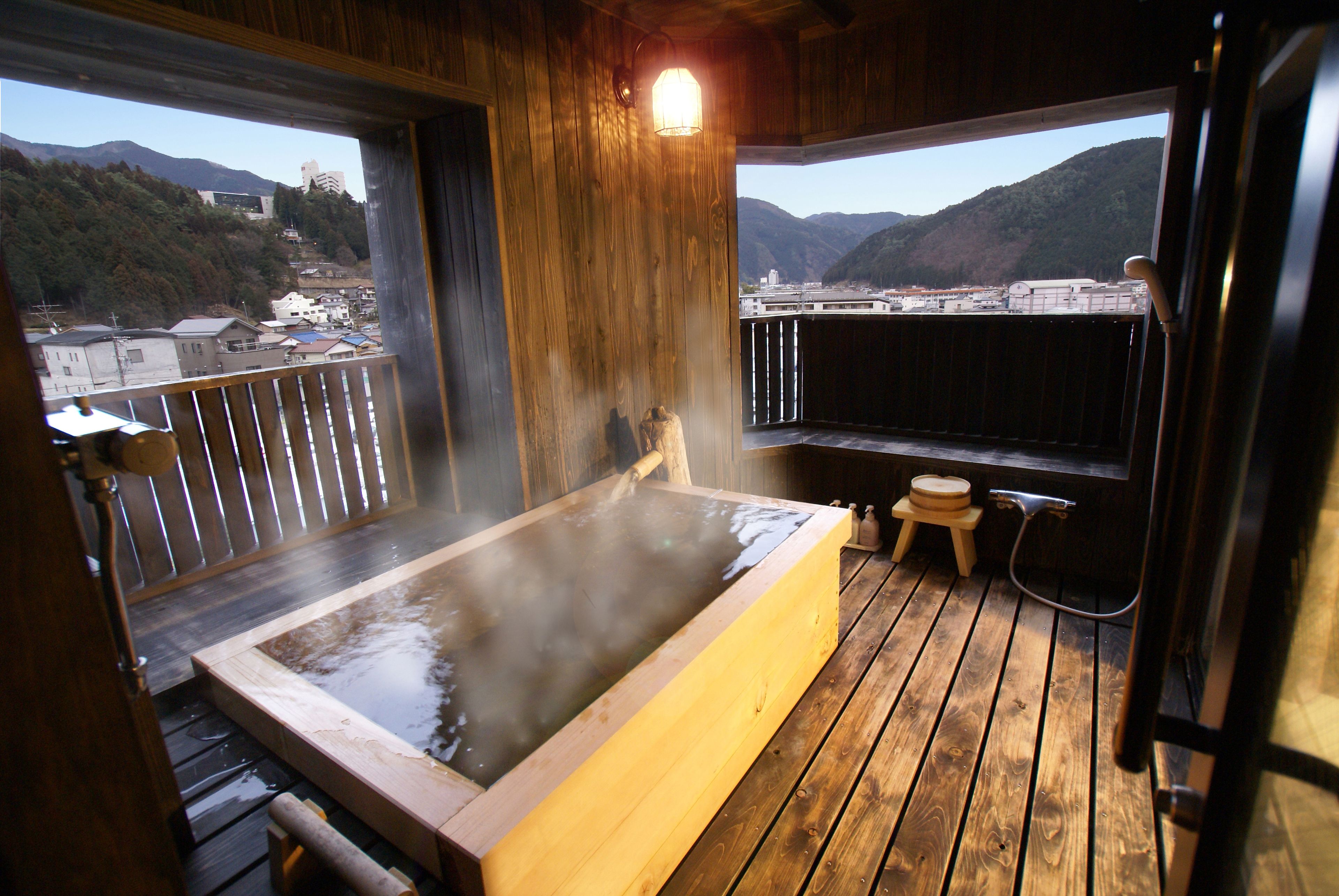 Classic-rum (Moriyama-Kan, Private Open Bath) | Värdeförvaringsskåp på rummet, individuell inredning och unika möbler