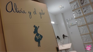 Habitación individual | Baño | Regadera, amenidades de baño gratuitas, secadora de cabello, toallas