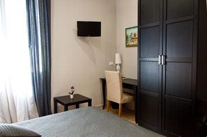 Habitació triple | Roba de llit d'alta qualitat, caixa forta a l'habitació i escriptori