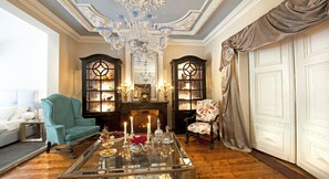 Suite (Isaac Israel) | Woonkamer | Flatscreentelevisie, een open haard, een iPad en een dvd-speler