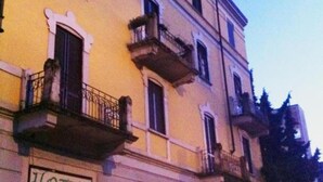 Un hotel con un bar en la planta baja, que cuenta con un letrero que indica “HOTEL” y “BAR”.