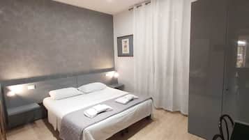 Escritorio, wifi gratis y ropa de cama
