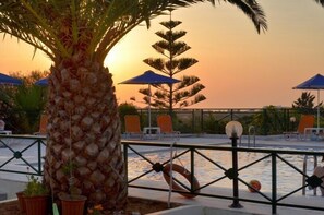 Indoor pool, outdoor pool, pool umbrellas, pool loungers - Aloni Suites (Chania)