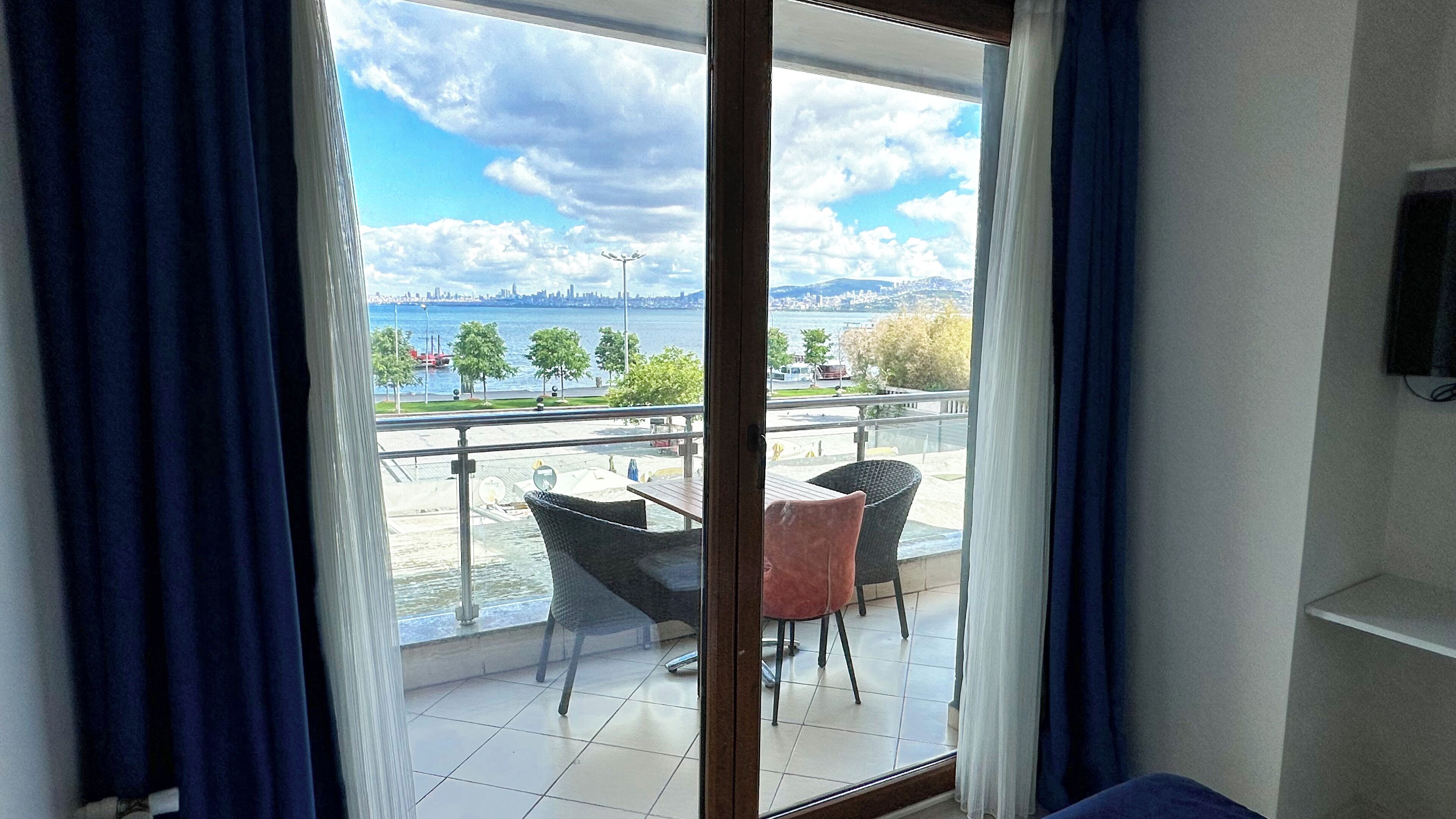 ميني بار وخزنة داخل الغرفة ومكتب وستائر تعتيم