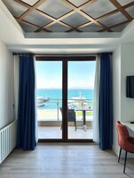 Habitación Deluxe, vistas al mar | Minibar, caja fuerte, escritorio y cortinas opacas