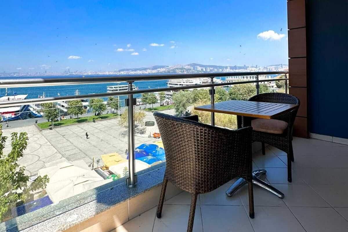 Ein Balkon mit Blick auf einen Wasserblick und eine Skyline.