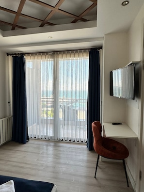 Deluxe Room, Sea View | Minibar, in-room safe, desk, blackout drapes - Büyükada Comfort Hotel (Adalar)