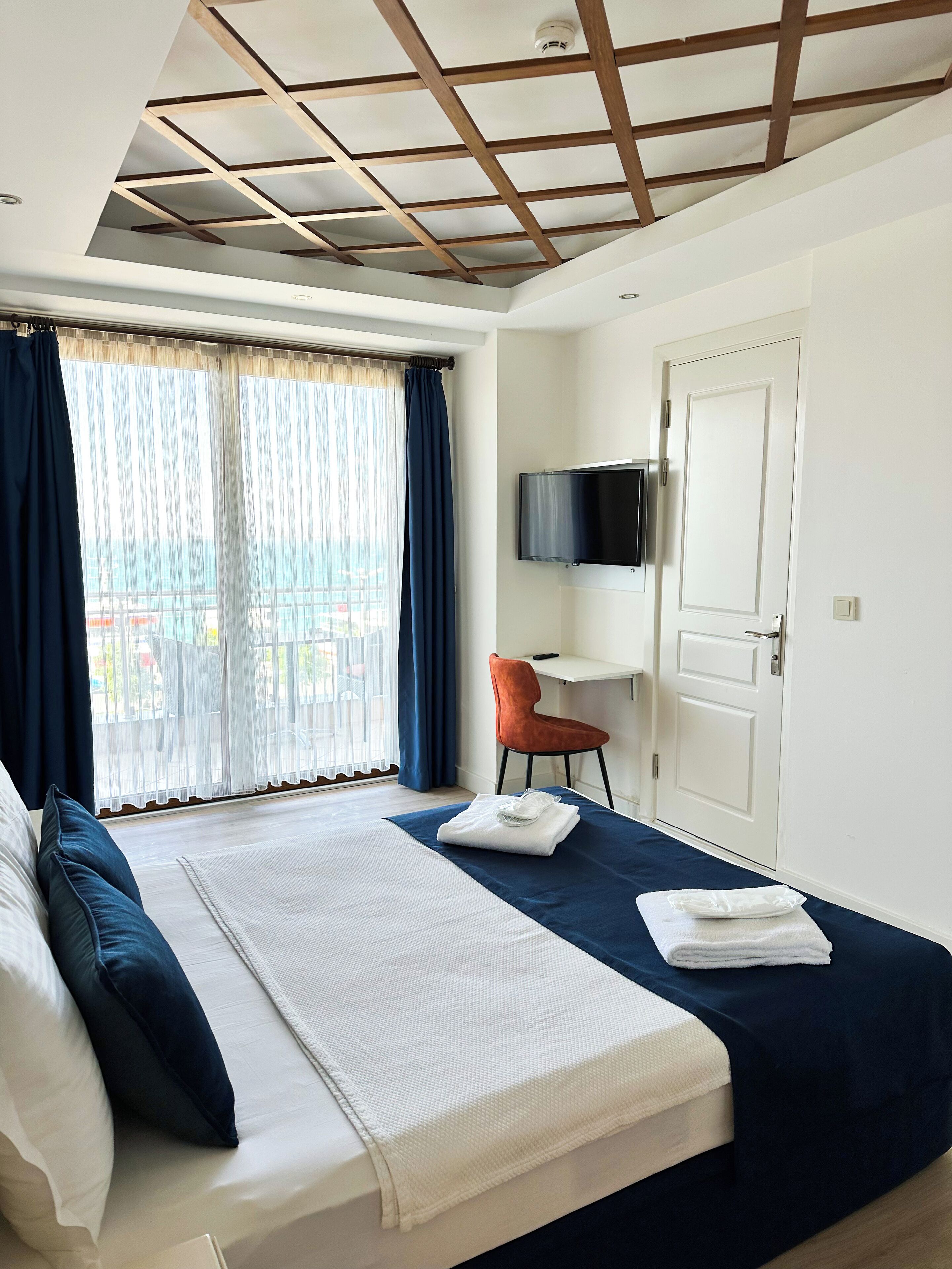 Deluxe-huone, merinäköala | Minibaari, tallelokero huoneessa, työpöytä, pimennysverhot