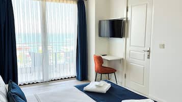 Deluxe-huone, merinäköala | Minibaari, tallelokero huoneessa, työpöytä, pimennysverhot