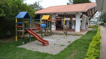 Area giochi per bambini (all'aperto)