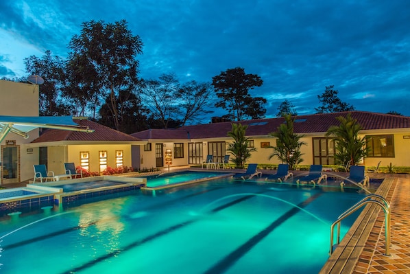 Piscina externa, guarda-sóis, espreguiçadeiras