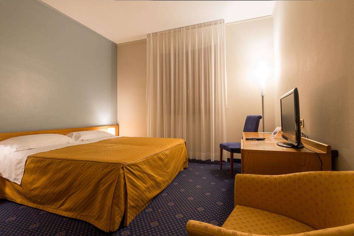 Minibar, in-room safe, desk, iron/ironing board