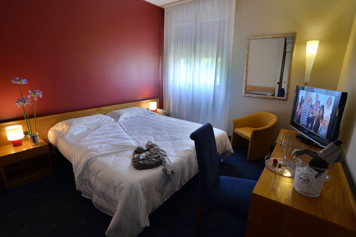 Comfort Triple Room | Living area | LCD TV