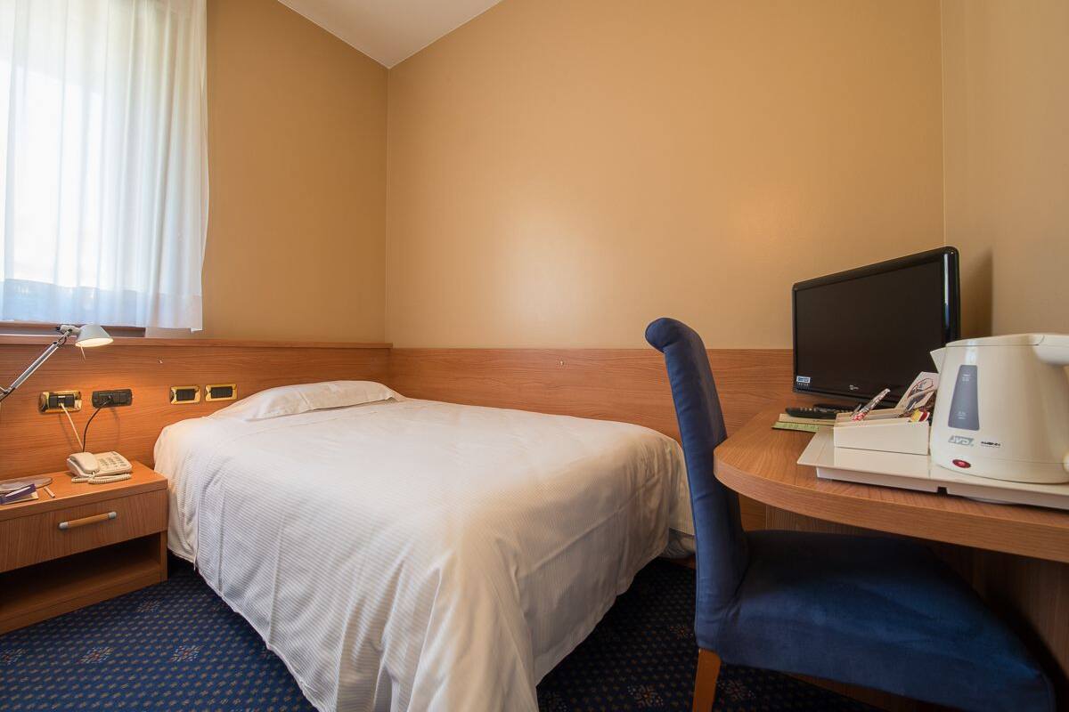 Comfort Single Room | Minibar, in-room safe, desk, iron/ironing board