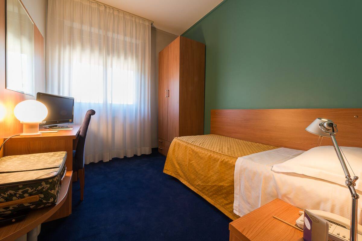 Standard Single Room | Minibar, in-room safe, desk, iron/ironing board