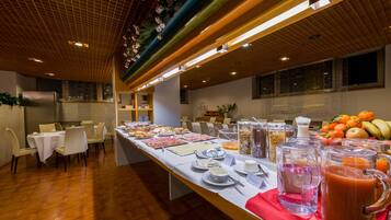 Free daily buffet breakfast