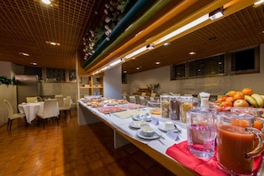 Café da manhã com buffet grátis todos os dias