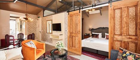 파노라믹 펜트하우스 | 거실 공간 | 위성 채널 시청이 가능한 106cm 스마트 TV, TV, DVD 플레이어