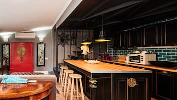 Penthouse Ville, 1 chambre, balcon, vue ville | Cuisine privée | Mini réfrigérateur, micro-ondes (sur demande), machine à expresso