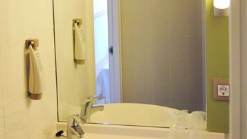 Twin kamer | Badkamer | Een douche,  milieuvriendelijk toiletgerief, handdoeken