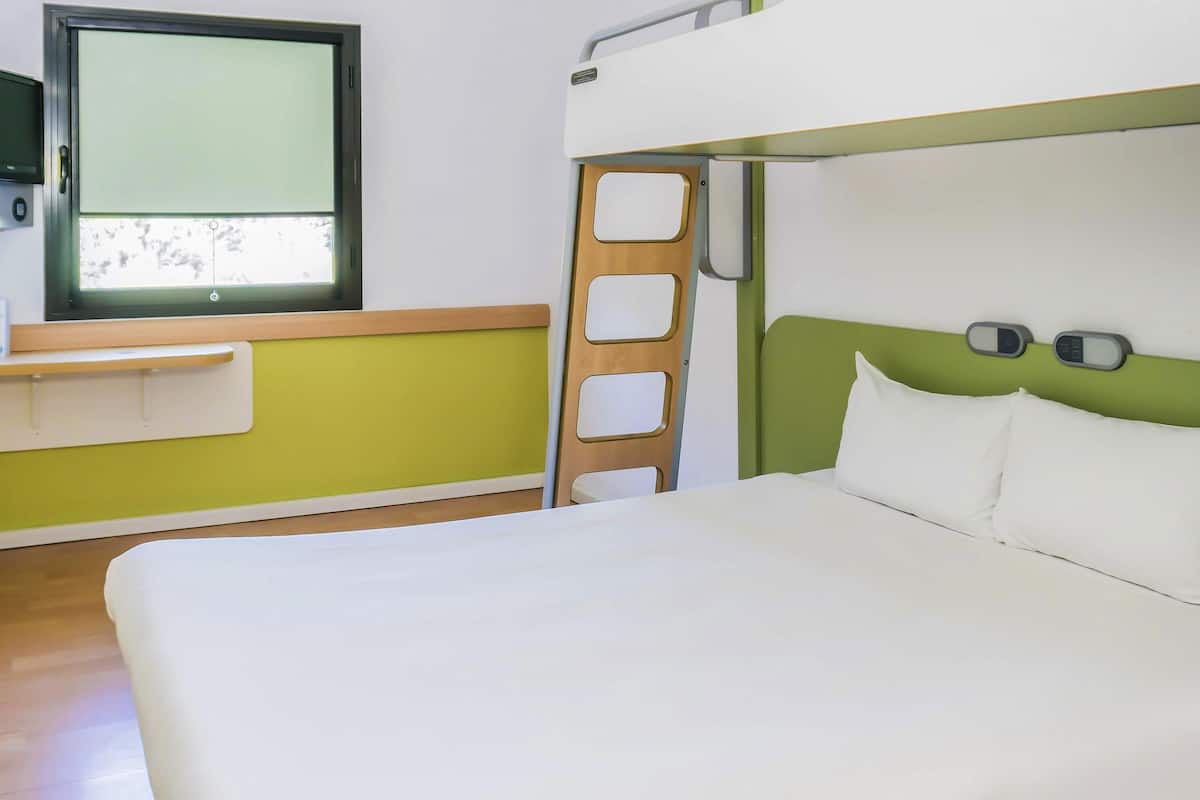 Habitación triple, 1 cama matrimonial | Sábanas italianas Frette y caja de seguridad en la habitación
