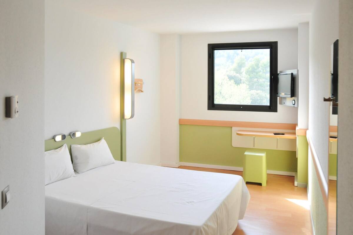 Sábanas italianas Frette y caja de seguridad en la habitación 