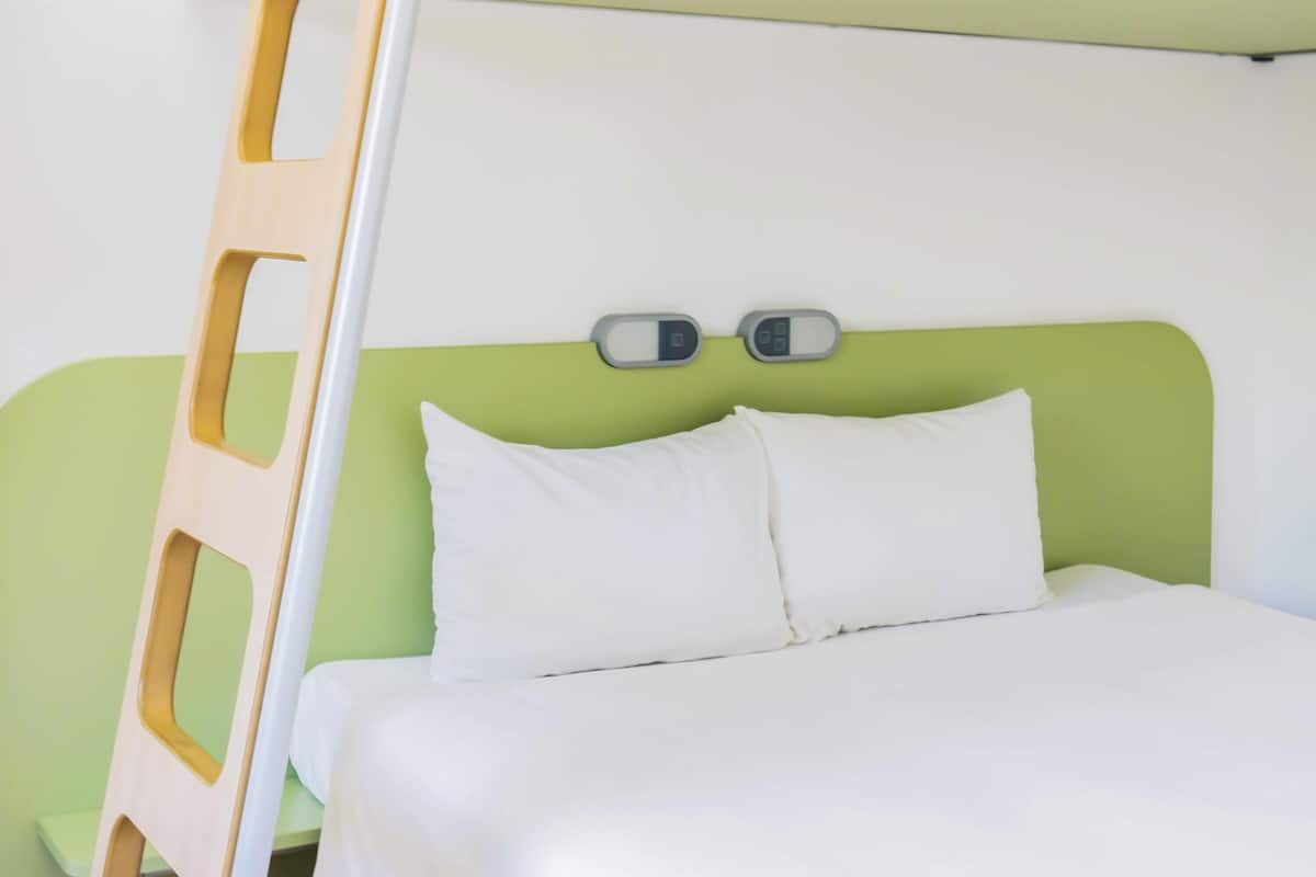 Sábanas italianas Frette y caja de seguridad en la habitación