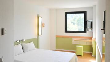 Standaard tweepersoonskamer, 1 tweepersoonsbed | Italiaanse Frette-lakens, een kluis op de kamer, een bureau, babybedden