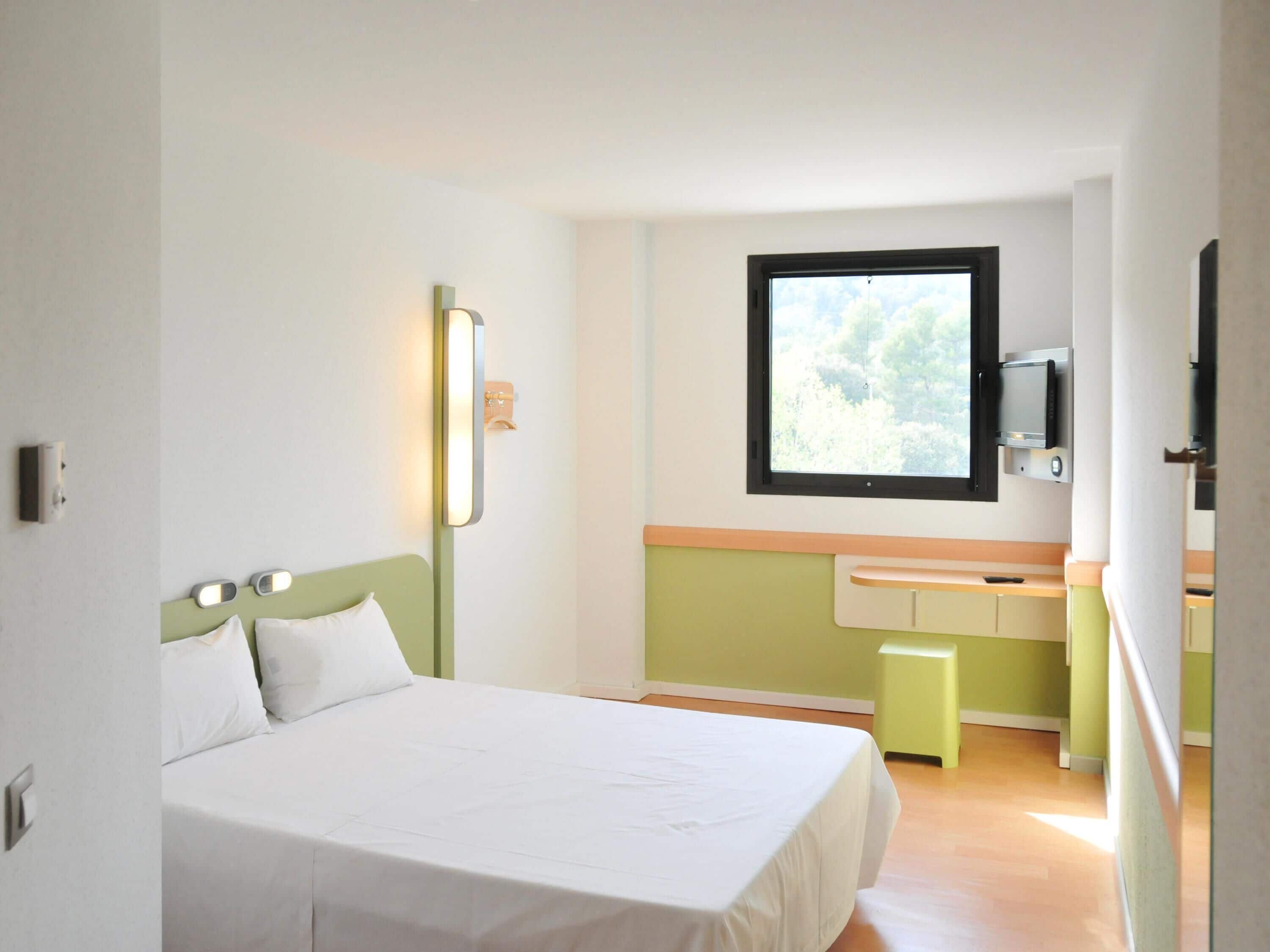 Sábanas italianas Frette y caja de seguridad en la habitación 