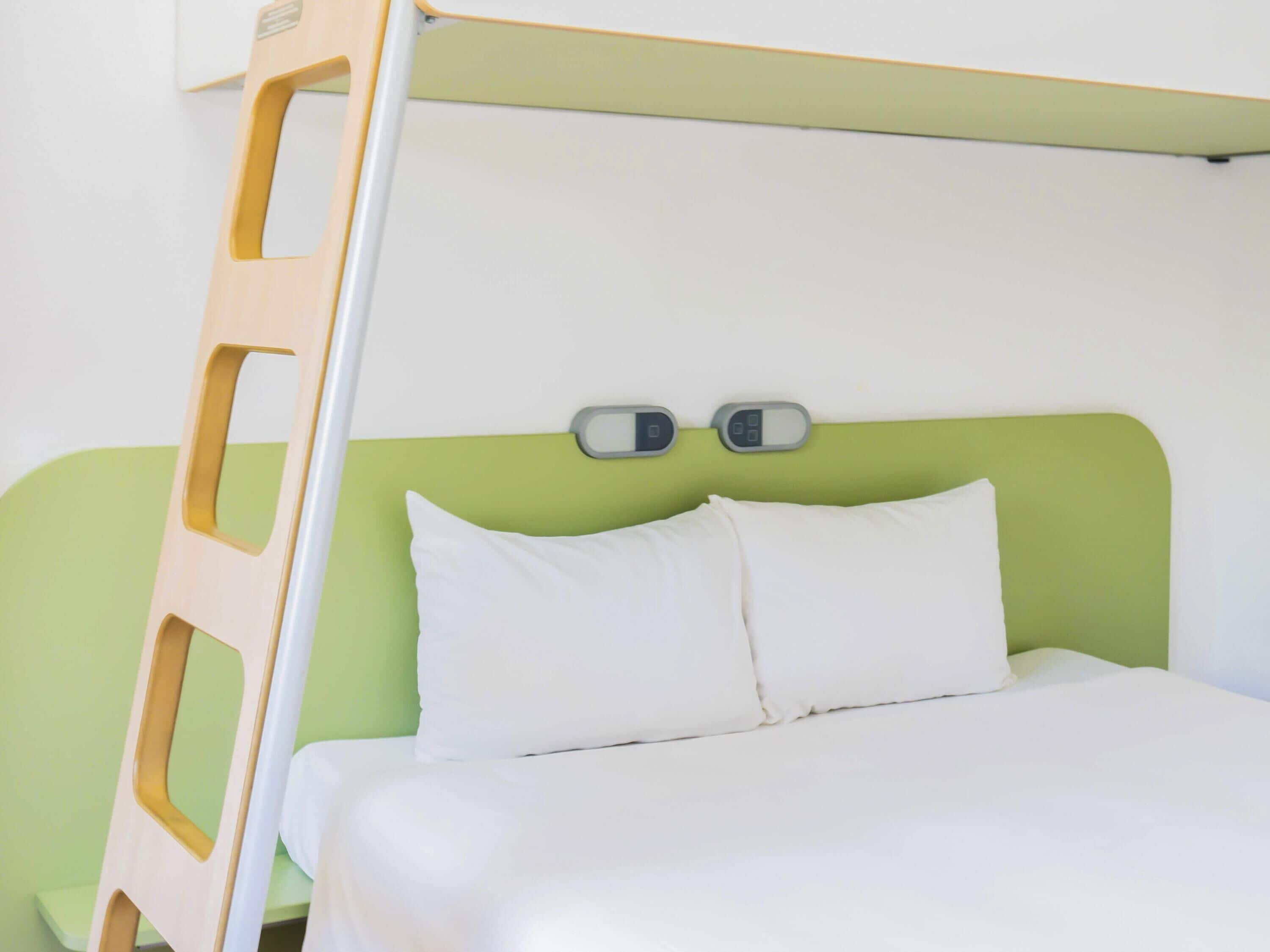 Sábanas italianas Frette y caja de seguridad en la habitación 