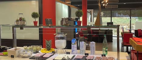 Desayuno buffet todos los días (con cargo)