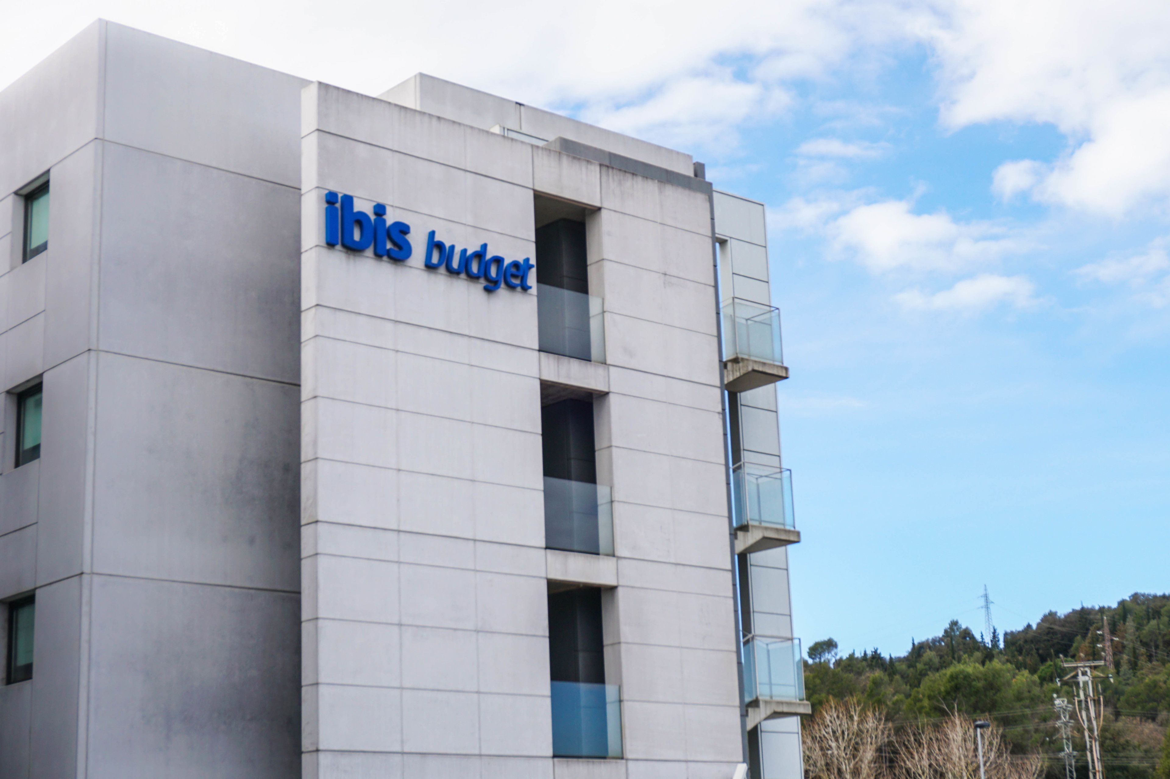 Un bâtiment sur lequel on peut lire l’inscription « ibis budget ».
