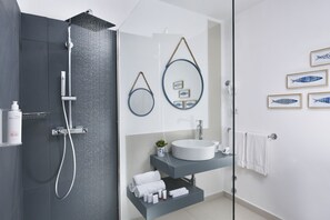 Dusj, toalettartikler (inkludert), hårføner og bidé