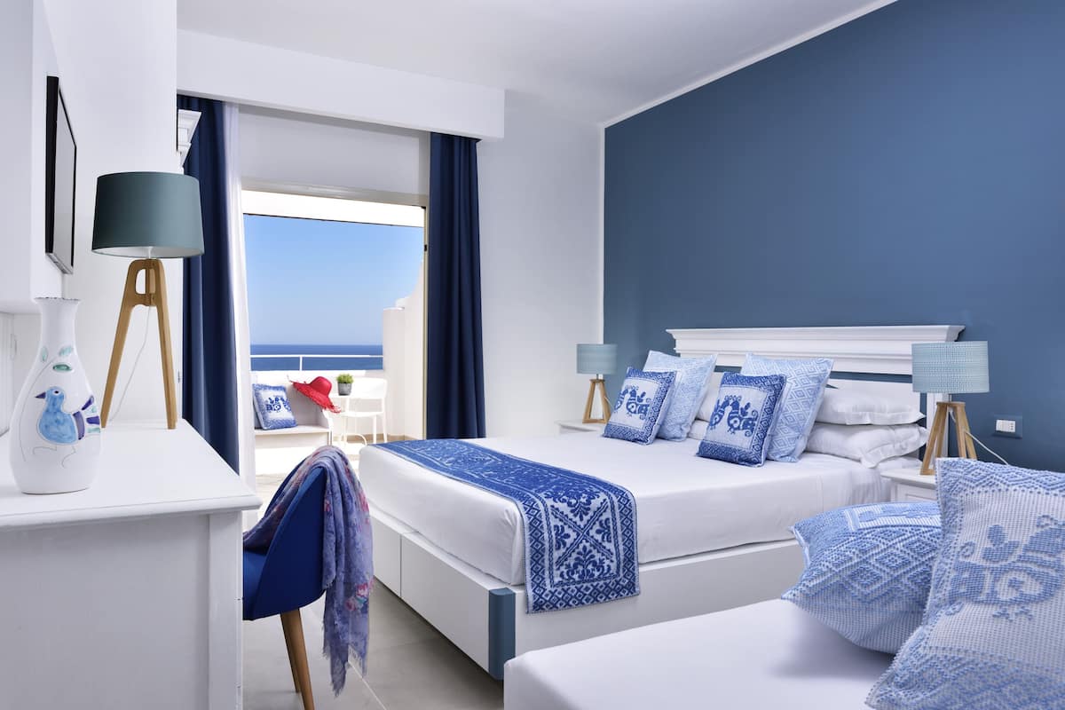 Deluxe Triple Room, Sea View (2 ad + 1 chd) | Minibar, in-room safe, desk, bed sheets