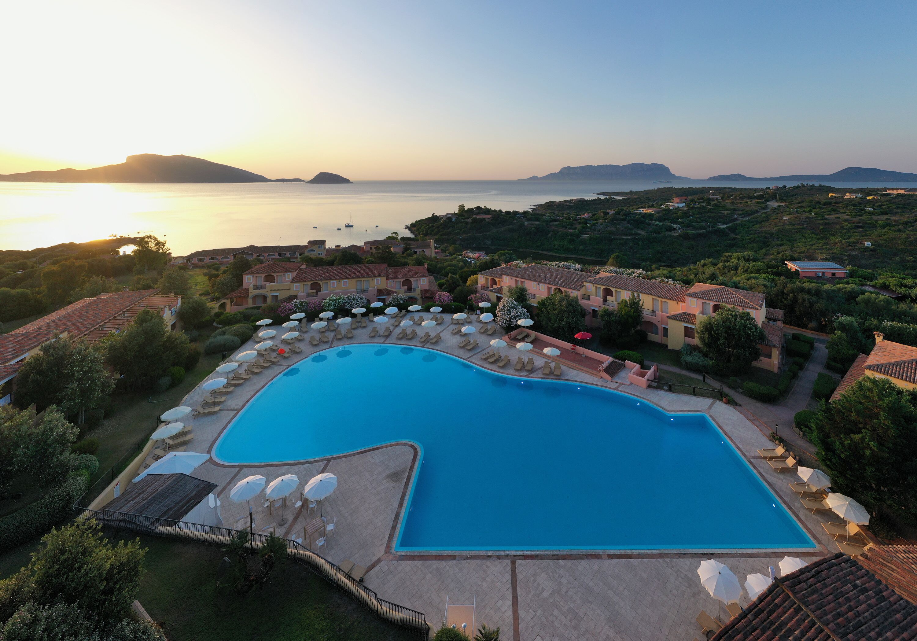 2 つの屋外プール、プール パラソル、サンラウンジャー