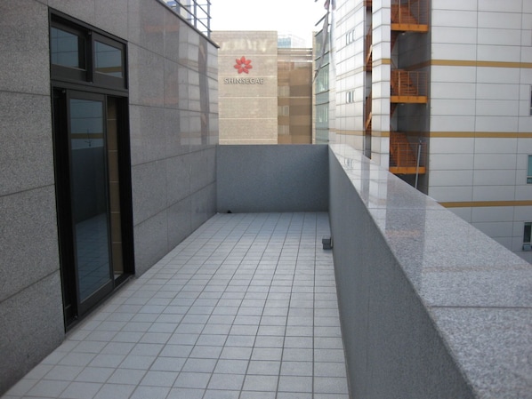 Un edificio moderno con piso de baldosas y puerta de cristal.