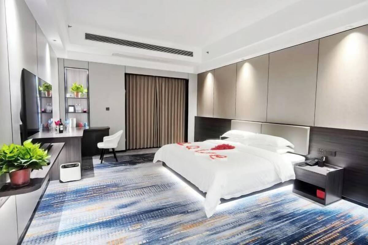 Cofres nos quartos, escrivaninha, cortinas blackout