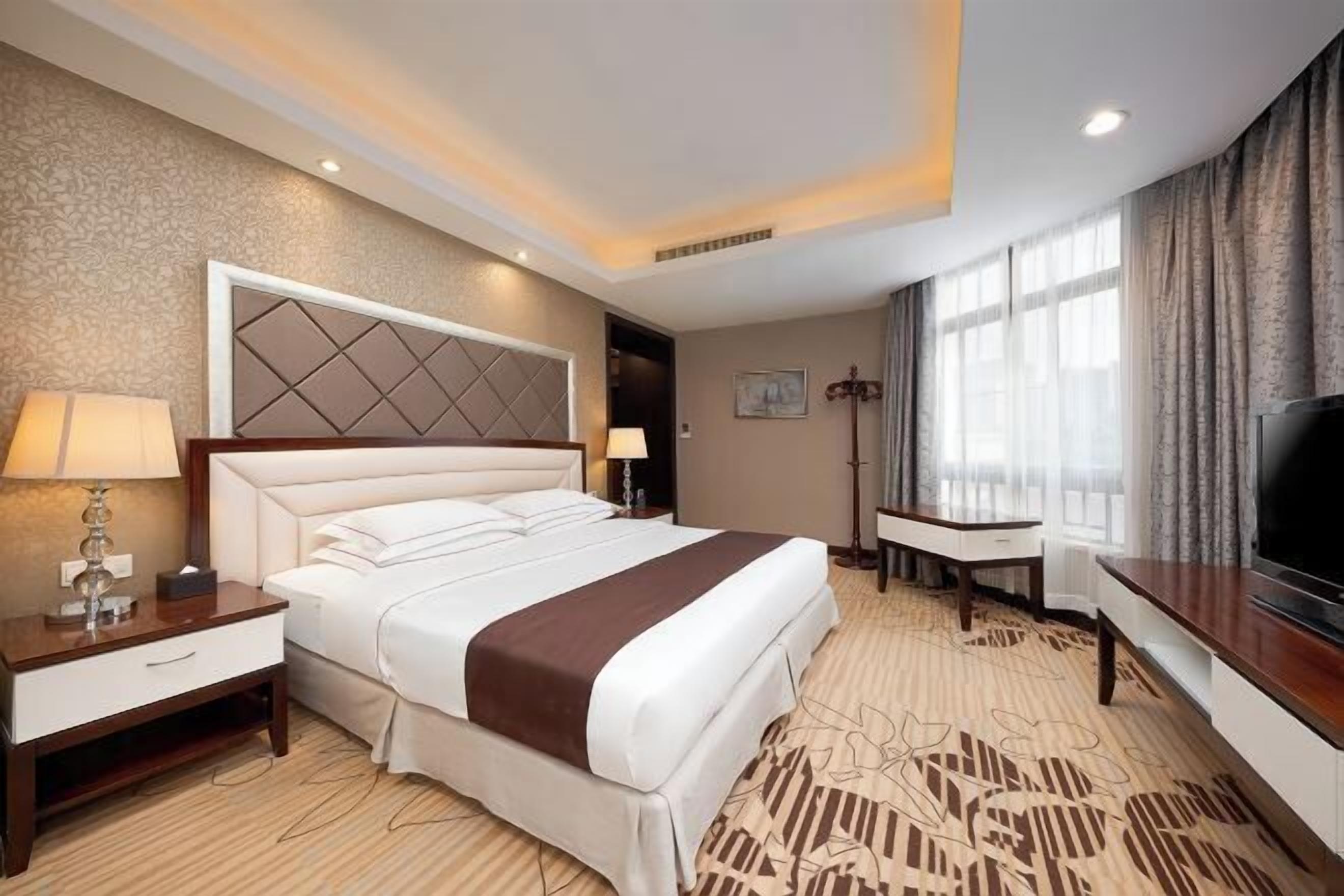 Safe på rommet, skrivebord, blendingsgardiner og strykejern/-brett