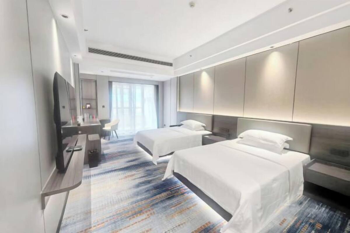 Cofres nos quartos, escrivaninha, cortinas blackout